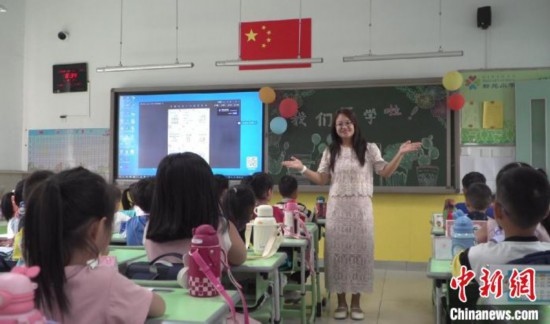 圖為衡水市新苑小學(xué)，老師正在給學(xué)生講開(kāi)學(xué)第一課的內(nèi)容。王天祥 攝
