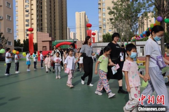 圖為衡水市新苑小學(xué)，小學(xué)一年級(jí)新生佩戴“夢(mèng)想徽章”后，步入校園 。王天祥 攝
