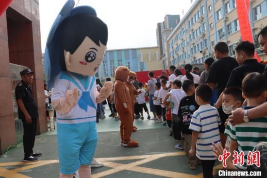 圖為衡水市新苑小學(xué)，老師穿上玩偶服裝歡迎新生入學(xué)。王天祥 攝