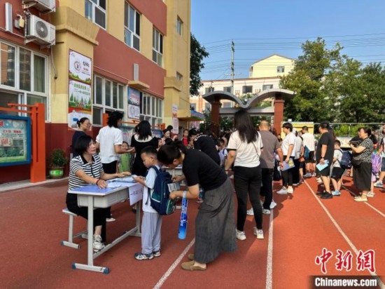 圖為衡水市康復(fù)街小學(xué)，正在簽到的小學(xué)生。徐鵬璐 攝