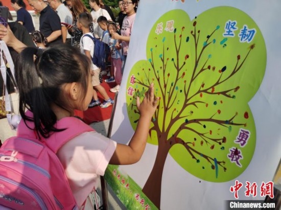 圖為衡水市利民路小學(xué)，孩子們?cè)诔砷L(zhǎng)樹(shù)的“好習(xí)慣”樹(shù)枝上按手印做出承諾。張松 攝