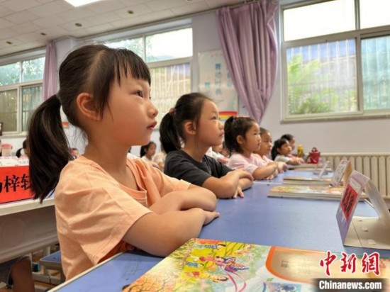 圖為衡水市康復(fù)街小學(xué)，小學(xué)生聽(tīng)老師講開(kāi)學(xué)第一課內(nèi)容。徐鵬璐 攝