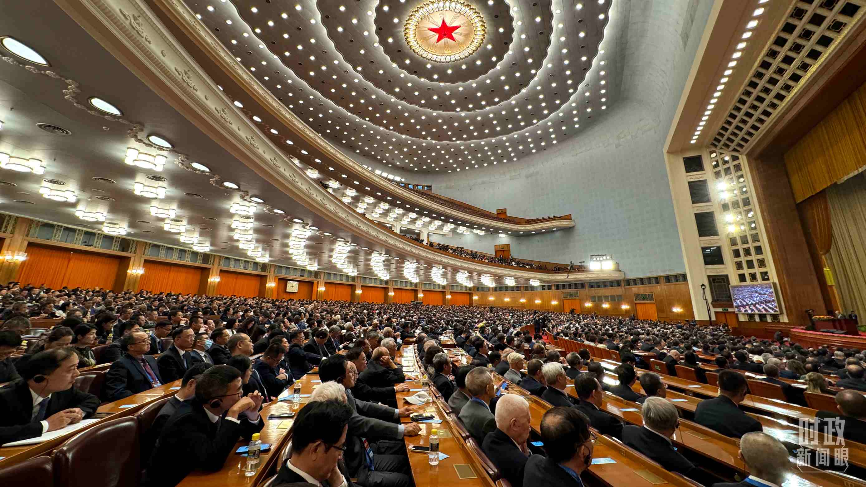  △中非合作論壇非方成員國國家元首、政府首腦、代表團(tuán)團(tuán)長及國際和地區(qū)組織負(fù)責(zé)人等中外各界人士3200余人出席開幕式。（總臺央視記者蔣碩拍攝）