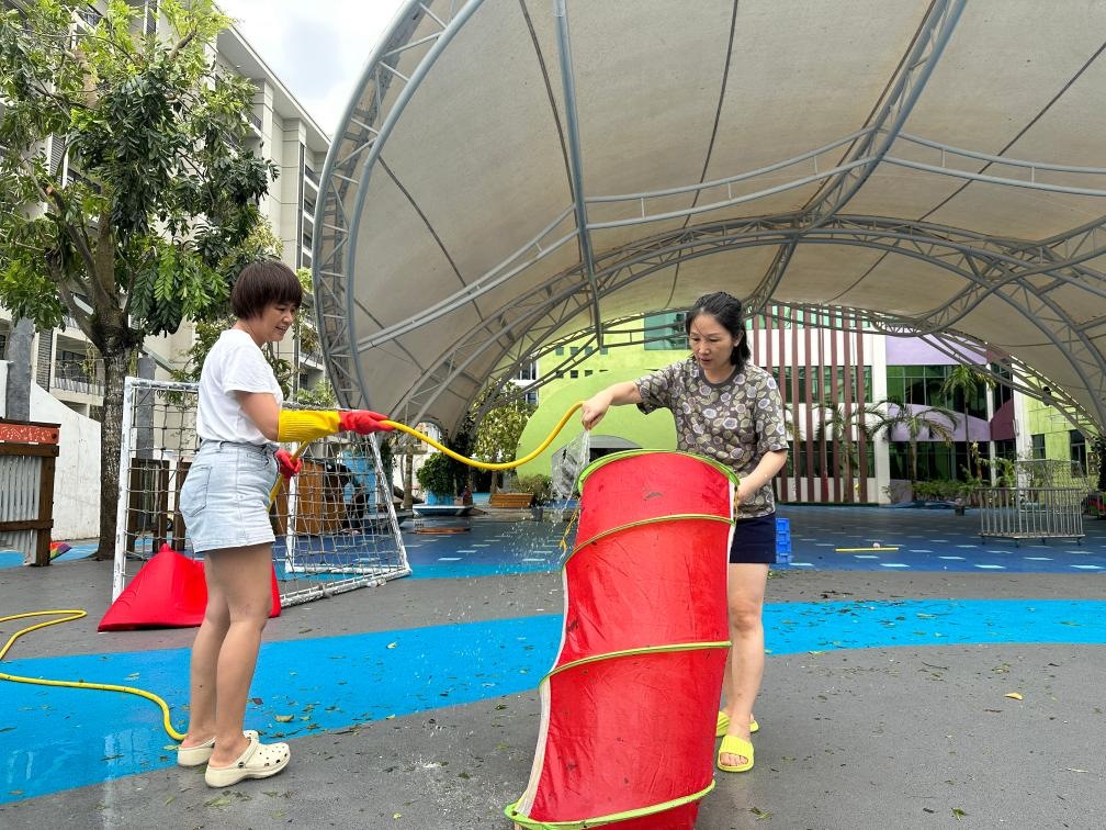 海口市教育幼兒園在臺風(fēng)過后進行室外環(huán)境清理。新華社記者 陳凱姿 攝