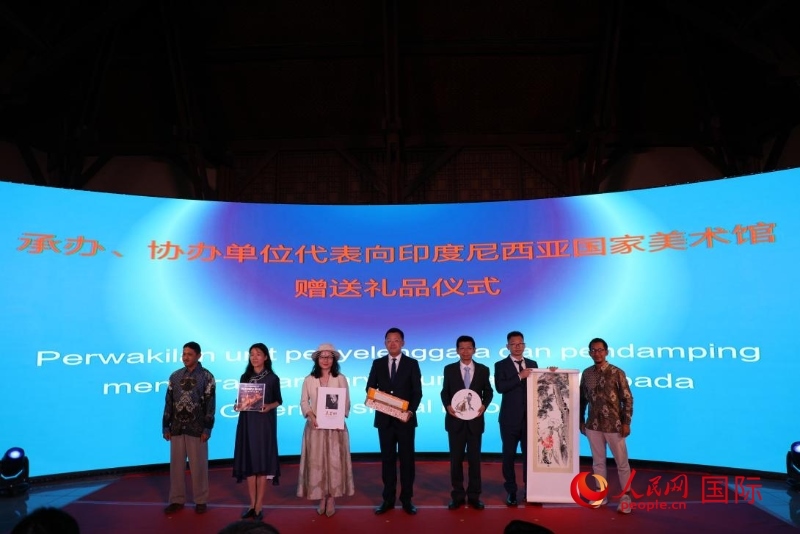 在展覽開(kāi)幕式現(xiàn)場(chǎng)，本次展覽的承辦、協(xié)辦單位代表向印尼國(guó)家美術(shù)館贈(zèng)送禮品。人民網(wǎng)記者 曹師韻攝