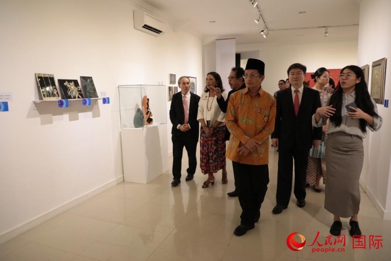 參加開(kāi)幕式的嘉賓參觀(guān)展覽。人民網(wǎng)記者曹師韻攝