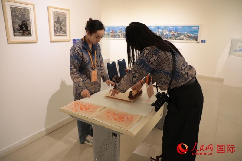 展覽現(xiàn)場(chǎng)的拓印技藝體驗(yàn)工坊。人民網(wǎng)記者曹師韻攝