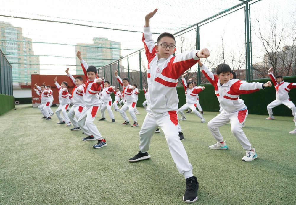 2024年2月21日，在人大附中實(shí)驗(yàn)小學(xué)，學(xué)生們?cè)隗w育課中進(jìn)行武術(shù)練習(xí)。新華社記者 任超 攝