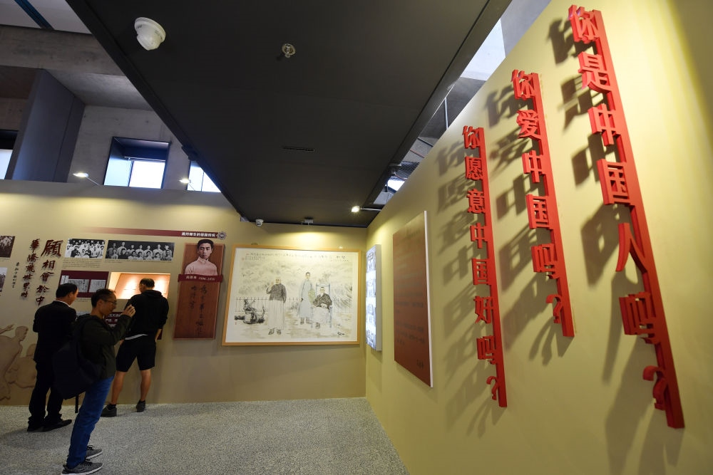 在南開大學(xué)海冰樓內(nèi)，墻上掛著“愛國(guó)三問”（2019年10月14日攝）。新華社記者 李然 攝