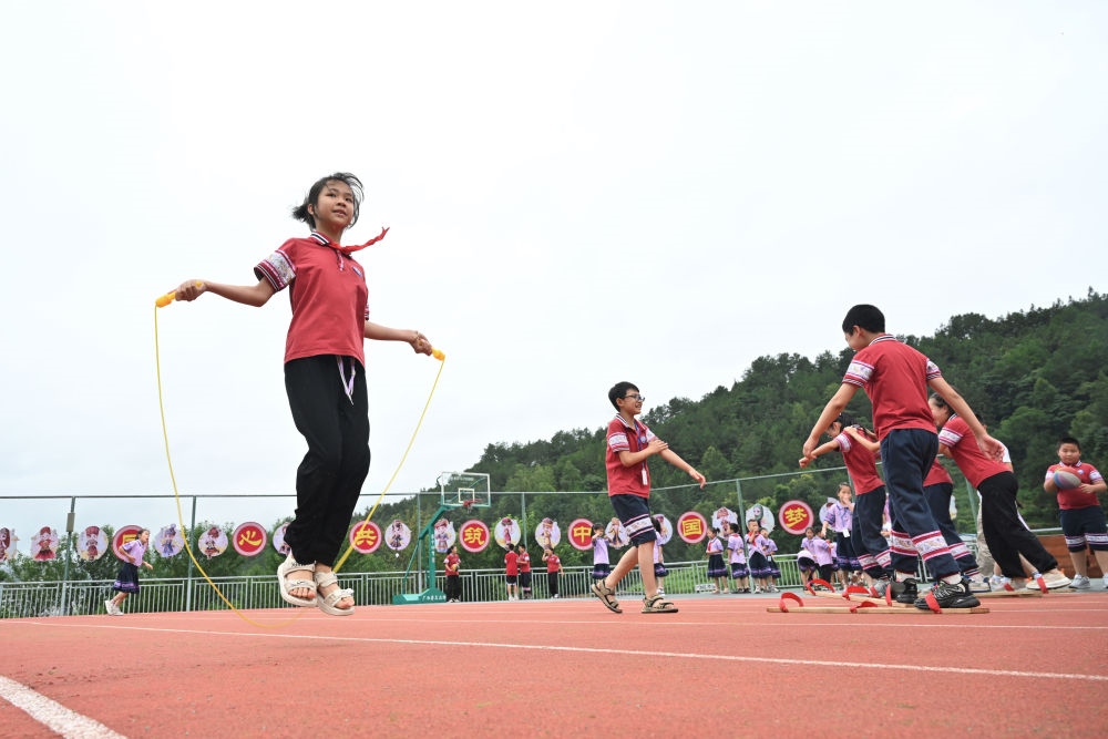在廣西桂林市龍勝各族自治縣龍勝鎮(zhèn)第二小學(xué)，學(xué)生在大課間跳繩（2024年6月26日攝）。新華社記者 姜克紅 攝