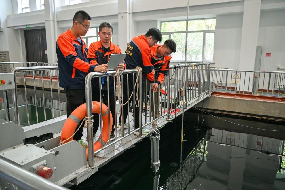 哈爾濱工程大學水聲工程學院學生在進行技術實驗。新華社記者王松 攝