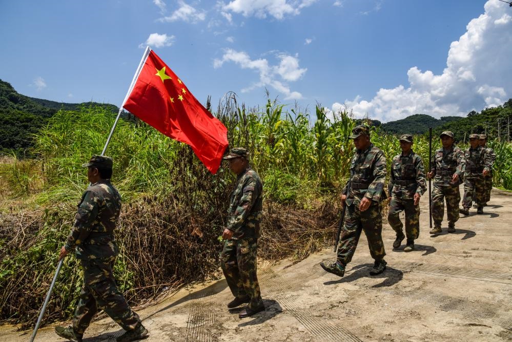 8月16日，老支書尼紅（左二）和班老鄉(xiāng)班搞村巡邊隊(duì)一起出發(fā)去巡邊。新華社記者吉哲鵬 攝