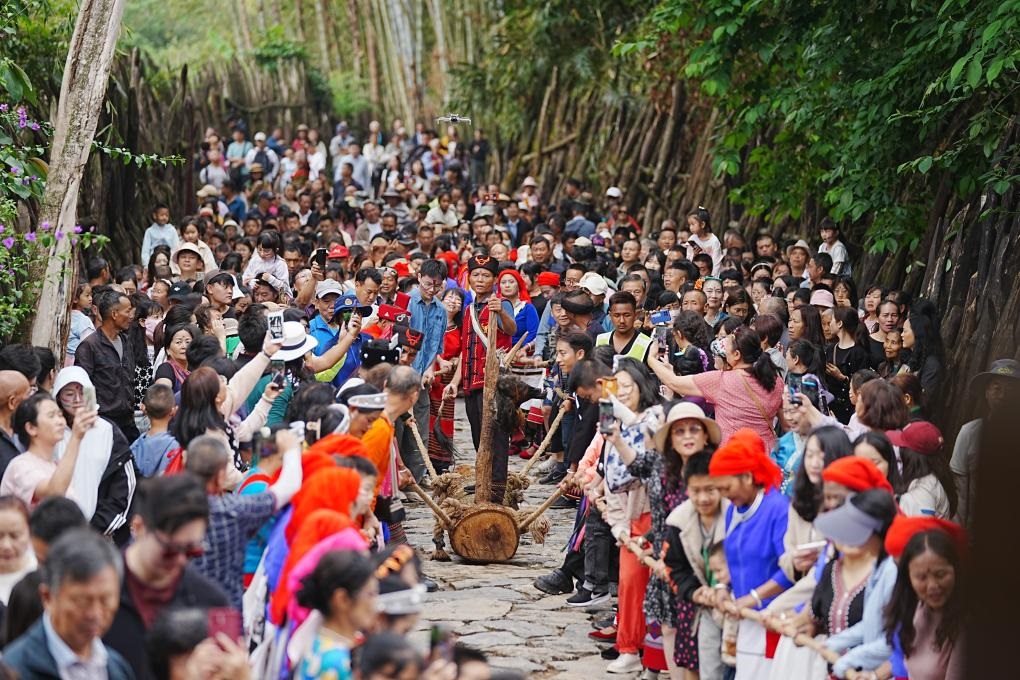 5月3日，各地游客在滄源縣翁丁村和村民一起參加佤族傳統(tǒng)民俗拉木鼓活動(dòng)。（滄源縣融媒體中心供圖）