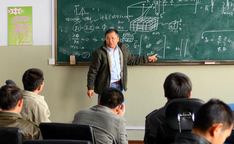2011年4月，著名地球物理學(xué)家黃大年為學(xué)生們授課。
