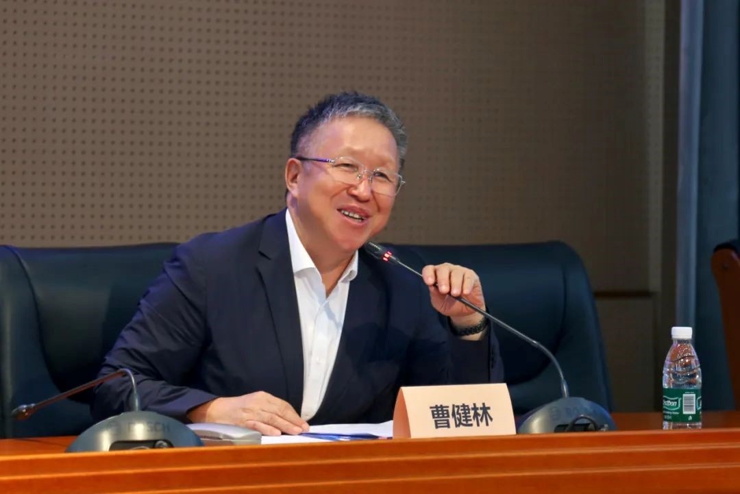 科技部原副部長(zhǎng)、十三屆全國(guó)政協(xié)教科衛(wèi)體委員會(huì)副主任、現(xiàn)任季華實(shí)驗(yàn)室理事長(zhǎng)、主任曹健林致辭。主辦方供圖