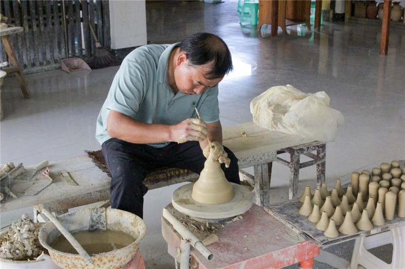 陶器是人類社會(huì)由舊石器時(shí)代發(fā)展到新石器時(shí)代的標(biāo)志之一，也是人類由野蠻走向文明的標(biāo)志，承載著人類成長(zhǎng)進(jìn)步的記憶。陶藝一條街上，母氏陶藝館內(nèi)，空氣中彌漫著陶土的芬芳。非遺傳承人母先才展示制陶技術(shù)，他神情專注、心無(wú)旁騖地打磨手中的陶坯，手中的泥土在旋轉(zhuǎn)的陶輪上漸漸成型。與土陶相伴近40年的母先才堅(jiān)守初心，傳承土陶技藝是他作為貴州省級(jí)非遺花茂土陶傳承人的“執(zhí)念”與責(zé)任。（俄羅斯《俄羅斯報(bào)》視覺(jué)內(nèi)容部副主編阿爾圖爾·杰魯諾夫攝）