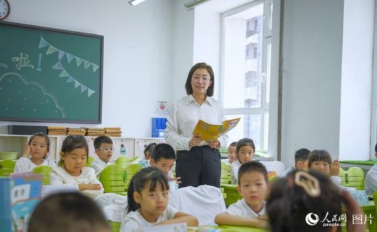 9月9日，黑龍江省哈爾濱市花園小學，語文老師正在給二年級小學生們上課。人民網(wǎng)記者 張哲鑫攝