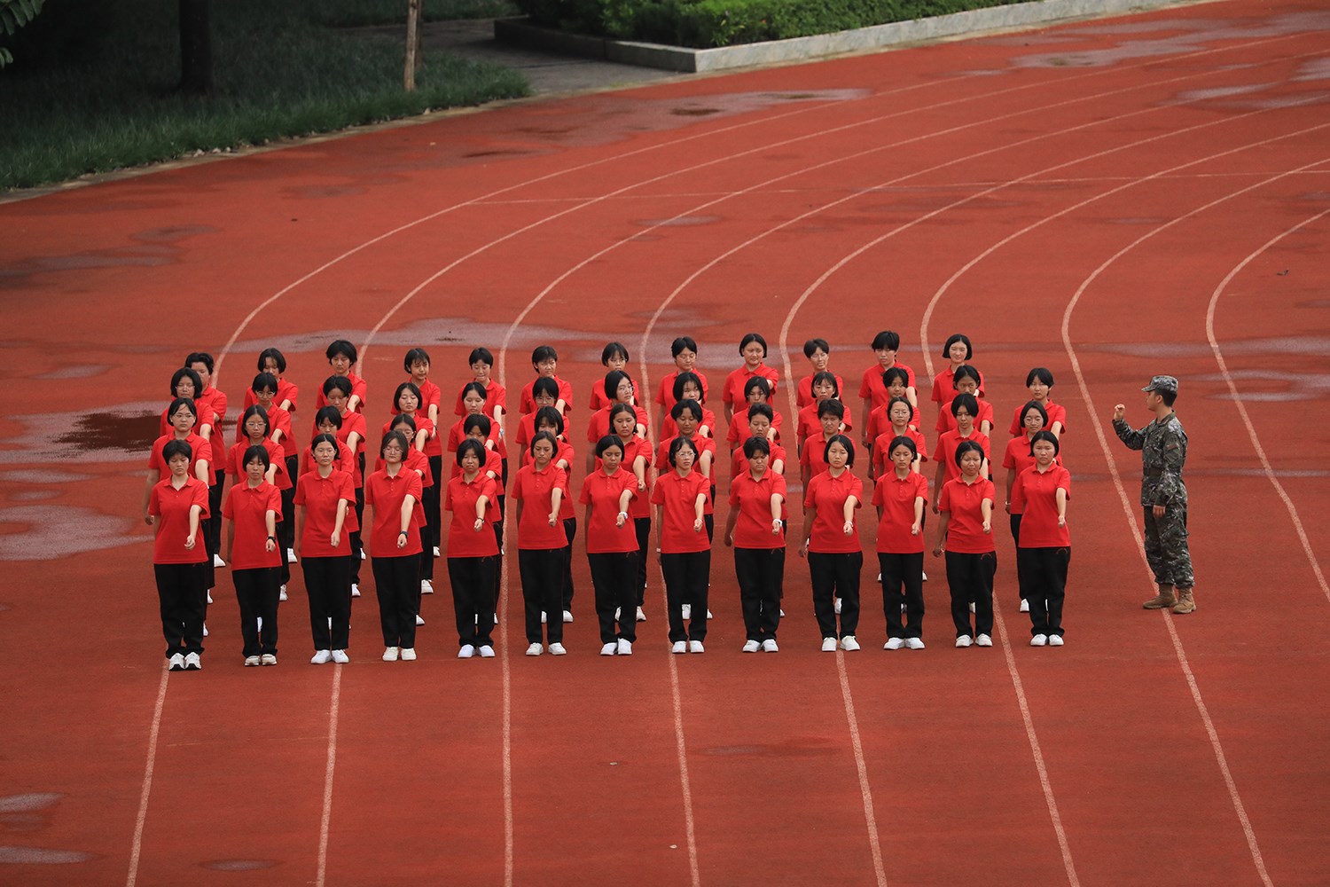 華坪女高2024級(jí)新生軍訓(xùn)。華坪縣融媒體中心供圖