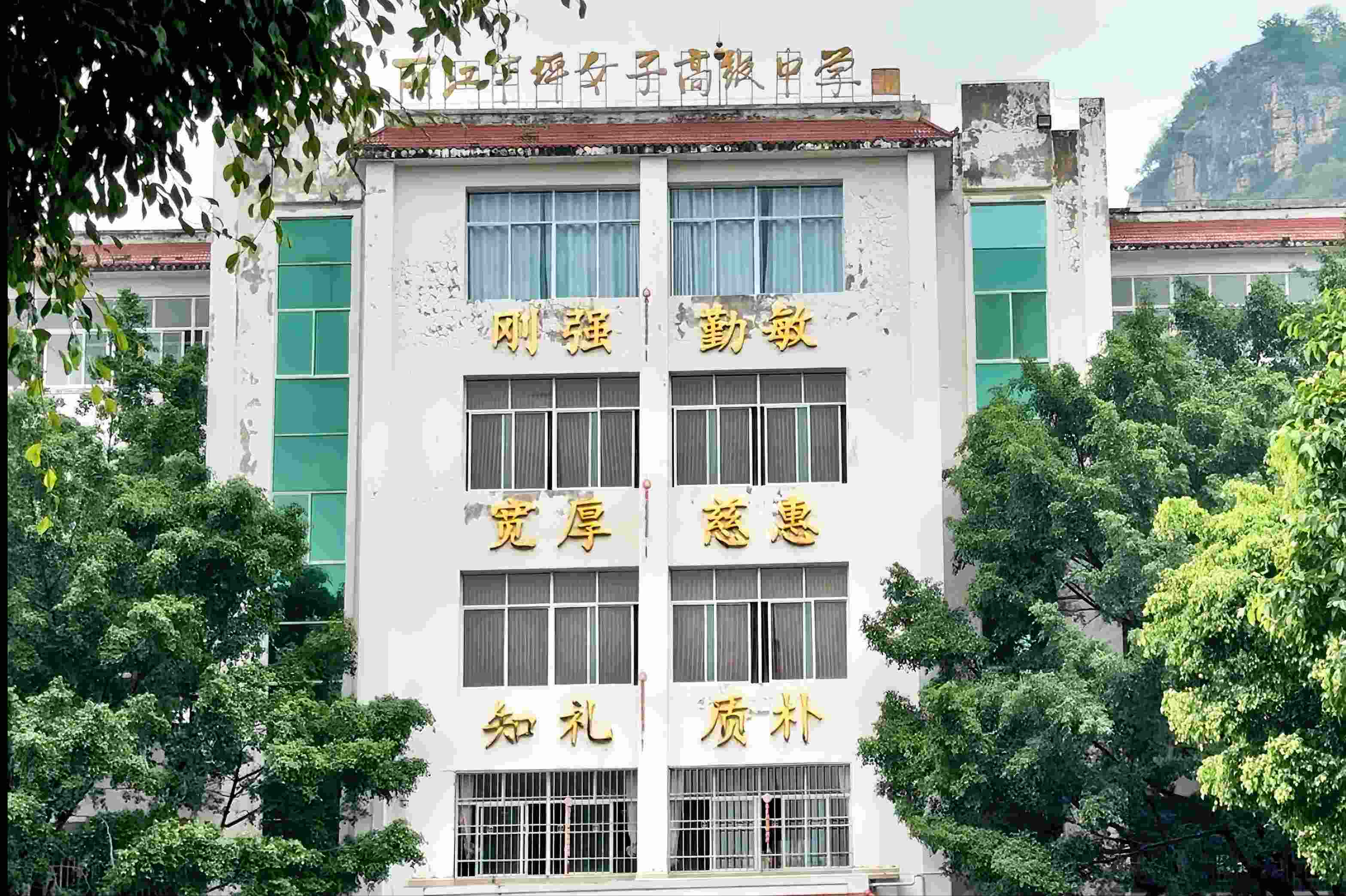 華坪女高教學(xué)樓。人民網(wǎng)記者 劉微攝