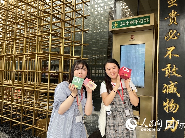 5. 代表團(tuán)團(tuán)員展示通過無人售藥機(jī)購買的盲盒。（人民網(wǎng)記者陳思 攝）