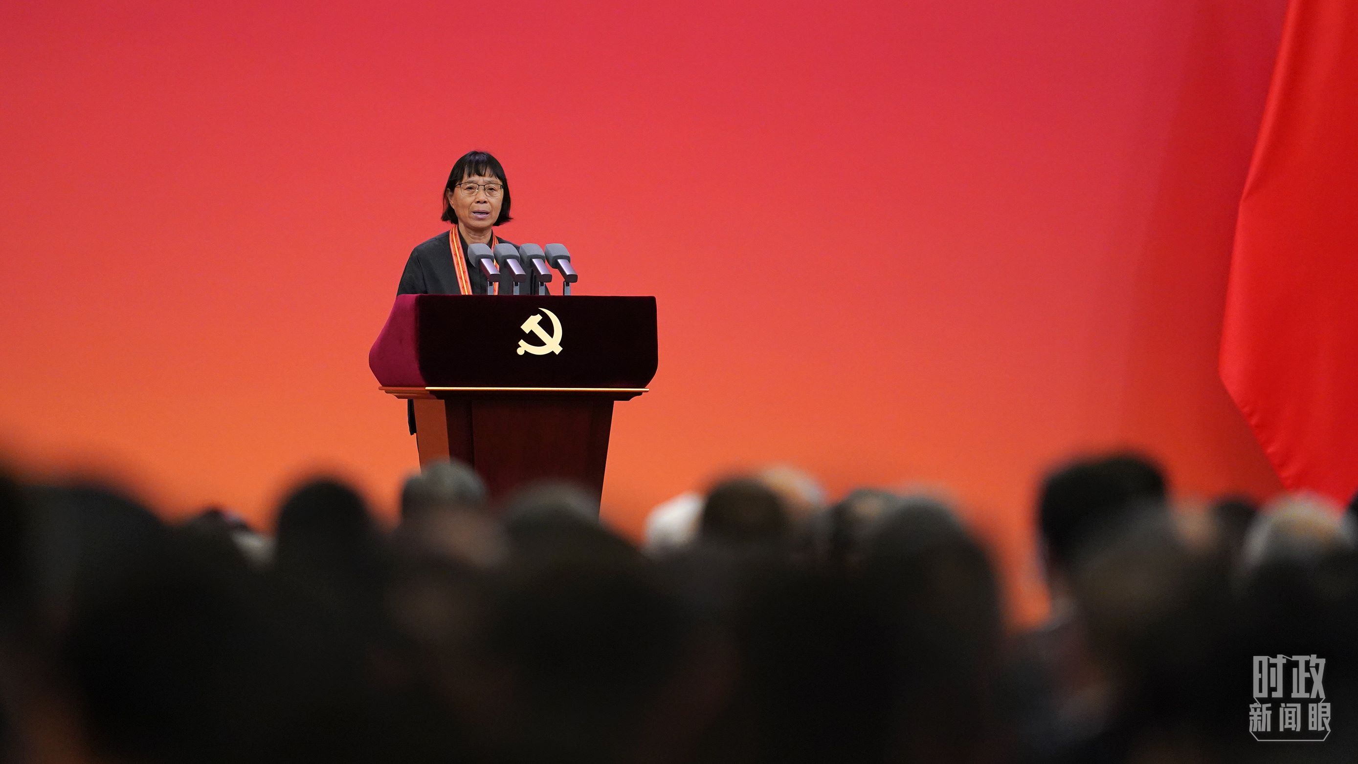  △2021年6月，幫助數(shù)千名貧困山區(qū)女孩圓夢大學(xué)的人民教師張桂梅，代表“七一勛章”獲得者發(fā)言。（總臺國廣記者李晉拍攝）