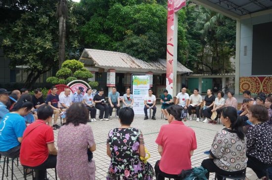  南寧市青秀區(qū)新竹社區(qū)召開“竹聲傾談”民情懇談會(huì)。（李抒蓉 攝）