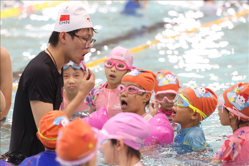 今年8月，杭州青少年活動(dòng)中心與共青團(tuán)杭州市濱江區(qū)委聯(lián)合主辦2024年“小候鳥(niǎo)”體育夏令營(yíng) 杭州青少年活動(dòng)中心供圖