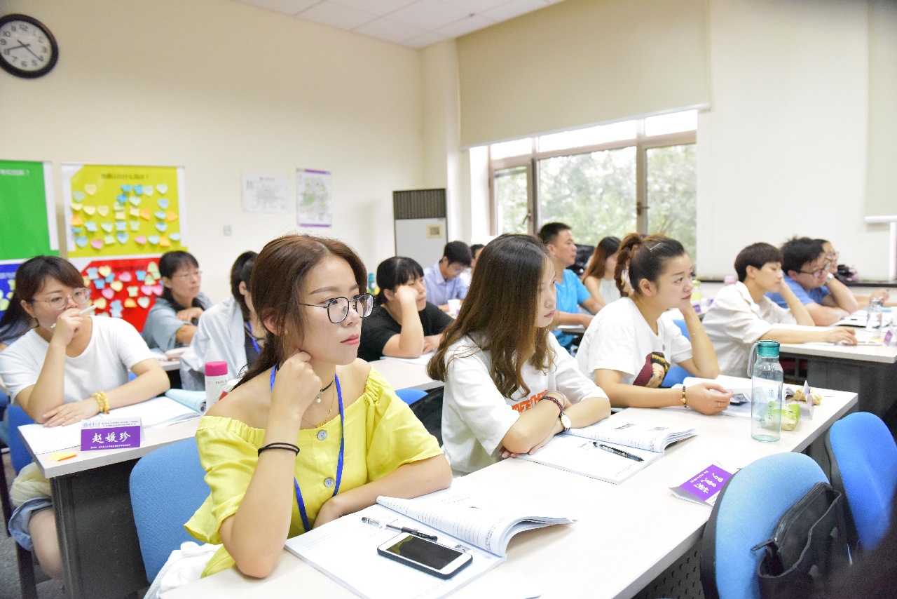2018年8月，浦江縣實(shí)驗(yàn)小學(xué)教育集團(tuán)、浦陽(yáng)二小教育集團(tuán)組織骨干教師到清華大學(xué)研學(xué)（資料圖片）