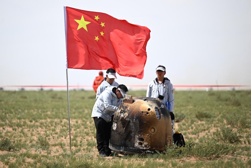 6月25日14時7分，嫦娥六號返回器攜帶來自月背的月球樣品安全著陸在內(nèi)蒙古四子王旗預(yù)定區(qū)域，探月工程嫦娥六號任務(wù)取得圓滿成功。新華社記者 貝赫 攝