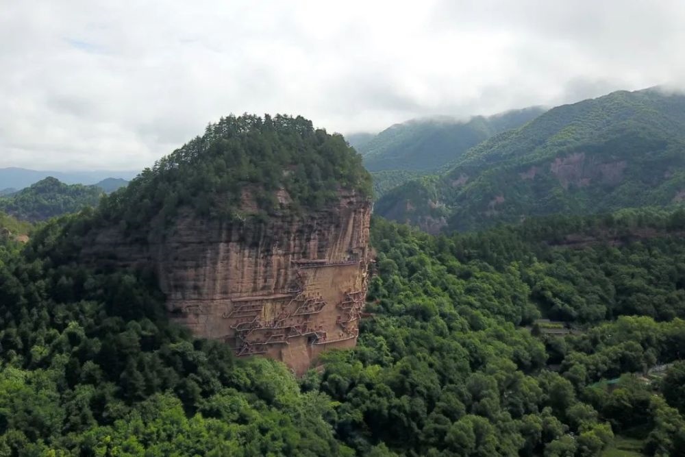 麥積山石窟全景。新華社記者 范培珅 攝