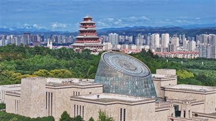 △寶雞青銅器博物院建筑外形運用高臺門闕、青銅厚土的建筑語言，氣勢恢宏，厚重威嚴。（總臺央視記者范凱拍攝）