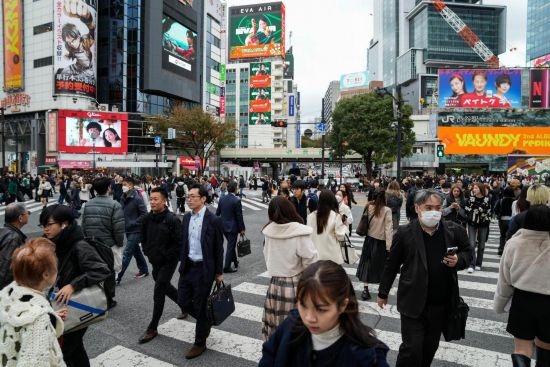 2023年11月15日，人們走過日本東京澀谷車站前的十字路口。新華社記者張笑宇攝