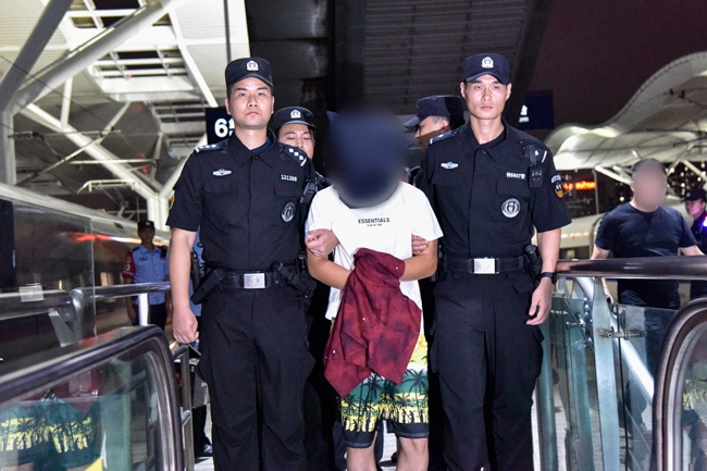 一名潛逃柬埔寨的犯罪嫌疑人被押解回國(guó)。公安部供圖
