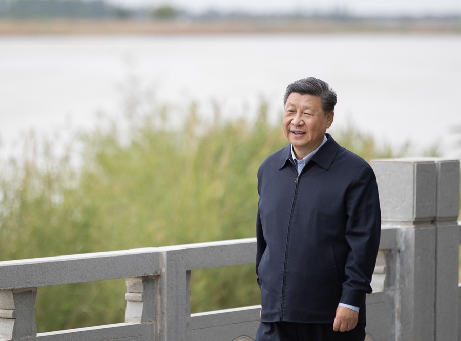 2020年6月8日，中共中央總書記、國家主席、中央軍委主席習(xí)近平在寧夏黃河吳忠市城區(qū)段了解加強(qiáng)黃河流域生態(tài)保護(hù)情況。新華社記者 王曄 攝