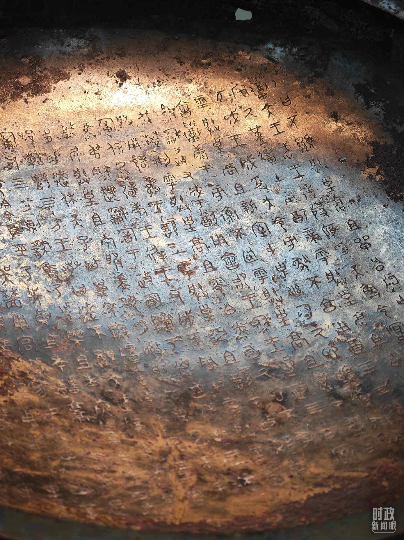 △ 寶雞青銅器博物院內(nèi)展陳——逨盤。（總臺央視記者丁欣、彭漢明拍攝）