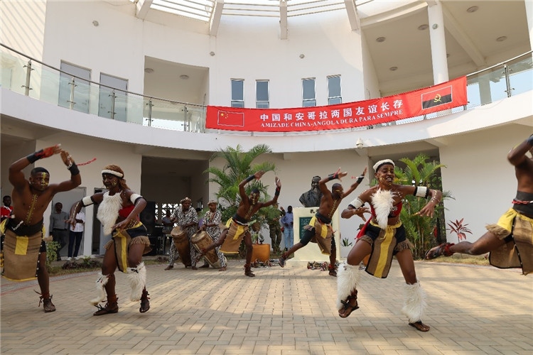 安哥拉民族舞。內(nèi)圖大學孔子學院供圖