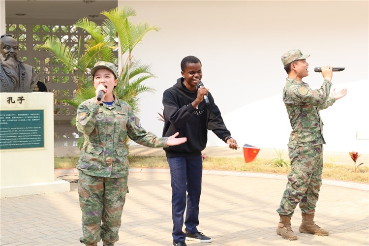 孔院學生與中國海軍官兵合唱《天地龍鱗》。內(nèi)圖大學孔子學院供圖