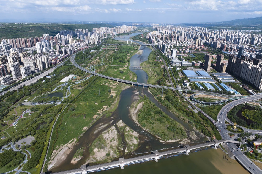 2024年5月9日在陜西省寶雞市拍攝的黃河最大支流渭河沿岸景色（無人機照片）。