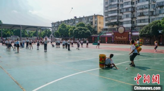 翠竹小學的學生在進行拋繡球運動。歐惠蘭 攝
