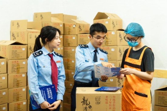 國家稅務(wù)總局平樂縣稅務(wù)局青年服務(wù)隊(duì)深入本土月餅生產(chǎn)銷售企業(yè)，精準(zhǔn)推送適用稅惠政策，為香甜的月餅增添“稅滋味”。任斯林?jǐn)z