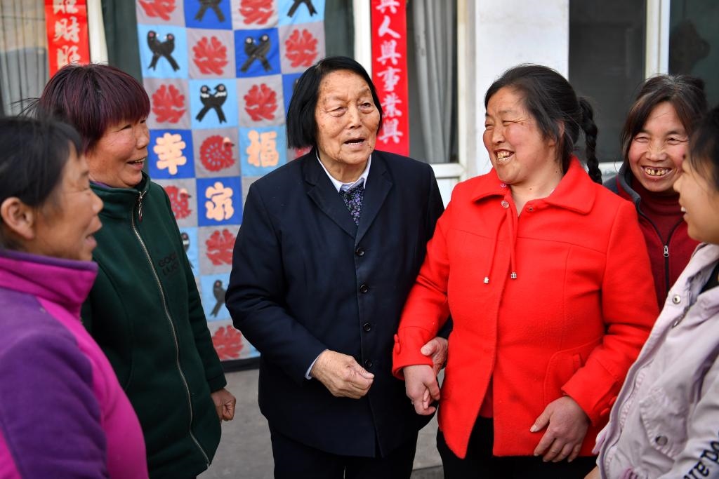 2019年3月23日，申紀蘭（左三）在山西省平順縣西溝村與村民分享全國兩會精神。新華社記者 曹陽 攝