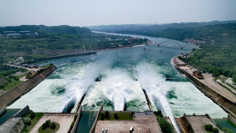 2023年6月21日，調(diào)水調(diào)沙清水下泄階段的小浪底水庫下泄基本為清水（無人機照片）。黃河調(diào)水調(diào)沙已實施22年，通過調(diào)水調(diào)沙，黃河下游河道主河槽得到全線沖刷，河床有明顯下降，行洪和過沙能力普遍提高。