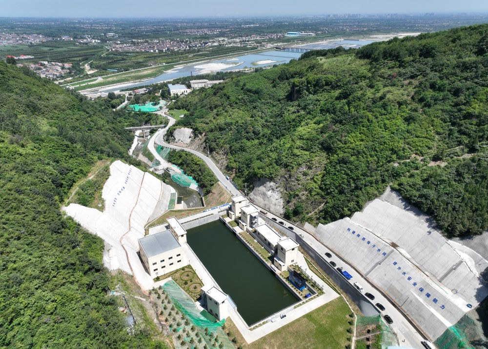 2023年7月16日，國家重大水利工程引漢濟渭工程成功實現(xiàn)先期通水，這是在陜西西安拍攝的黃池溝配水樞紐（無人機照片）。引漢濟渭工程全部建成投用后，可增加渭河入黃河水量年均6億至7億立方米。
