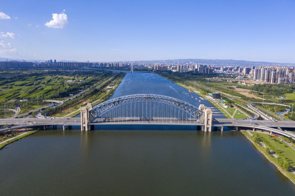 2024年6月7日在山西拍攝的汾河太原段晉陽橋（無人機照片）。汾河是黃河第二大支流。近年來，當(dāng)?shù)赝ㄟ^源頭截污、雨污分流、生物治藻等措施推進“一泓清水入黃河”工程。今年1月至6月，太原市境內(nèi)6個地表水國考斷面優(yōu)良水體比例達到100%。
