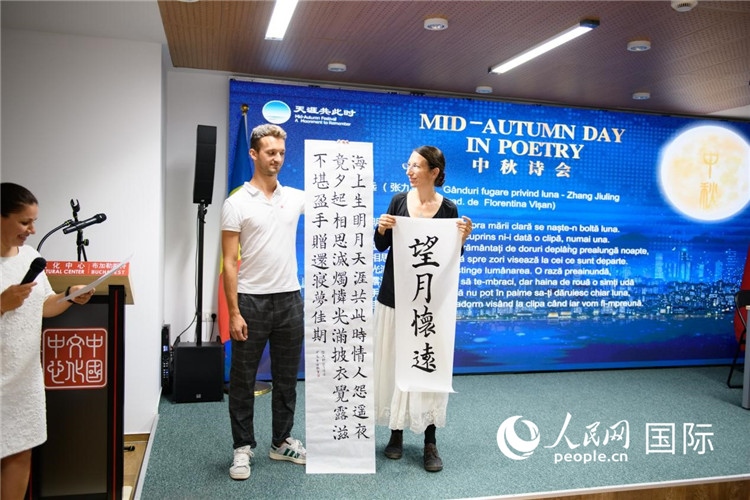 現(xiàn)場的羅馬尼亞書法愛好者書寫并展示作品。傅永山攝