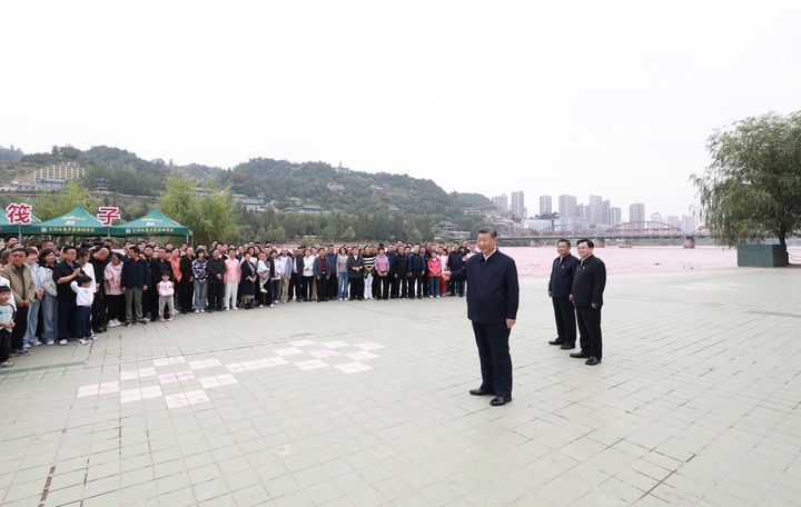 9月10日至13日，中共中央總書記、國家主席、中央軍委主席習(xí)近平在甘肅考察。這是11日下午，習(xí)近平在黃河蘭州中山橋段考察時，同在場的干部群眾親切交流。新華社記者 王曄 攝