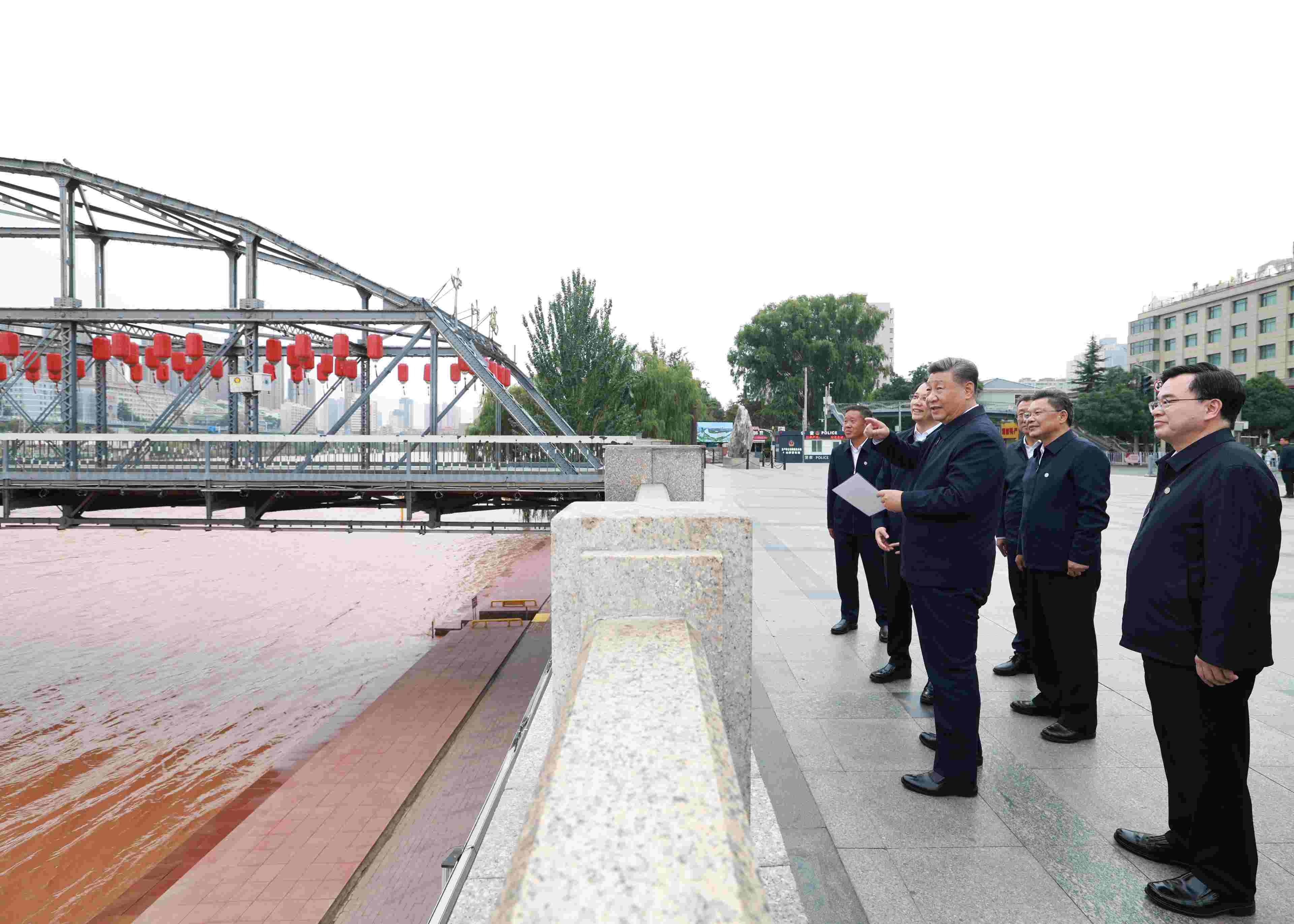 △ 2024年9月11日，習(xí)近平總書記來到甘肅省蘭州市黃河蘭州中山橋段，了解當(dāng)?shù)赝苿?dòng)黃河流域生態(tài)保護(hù)情況。