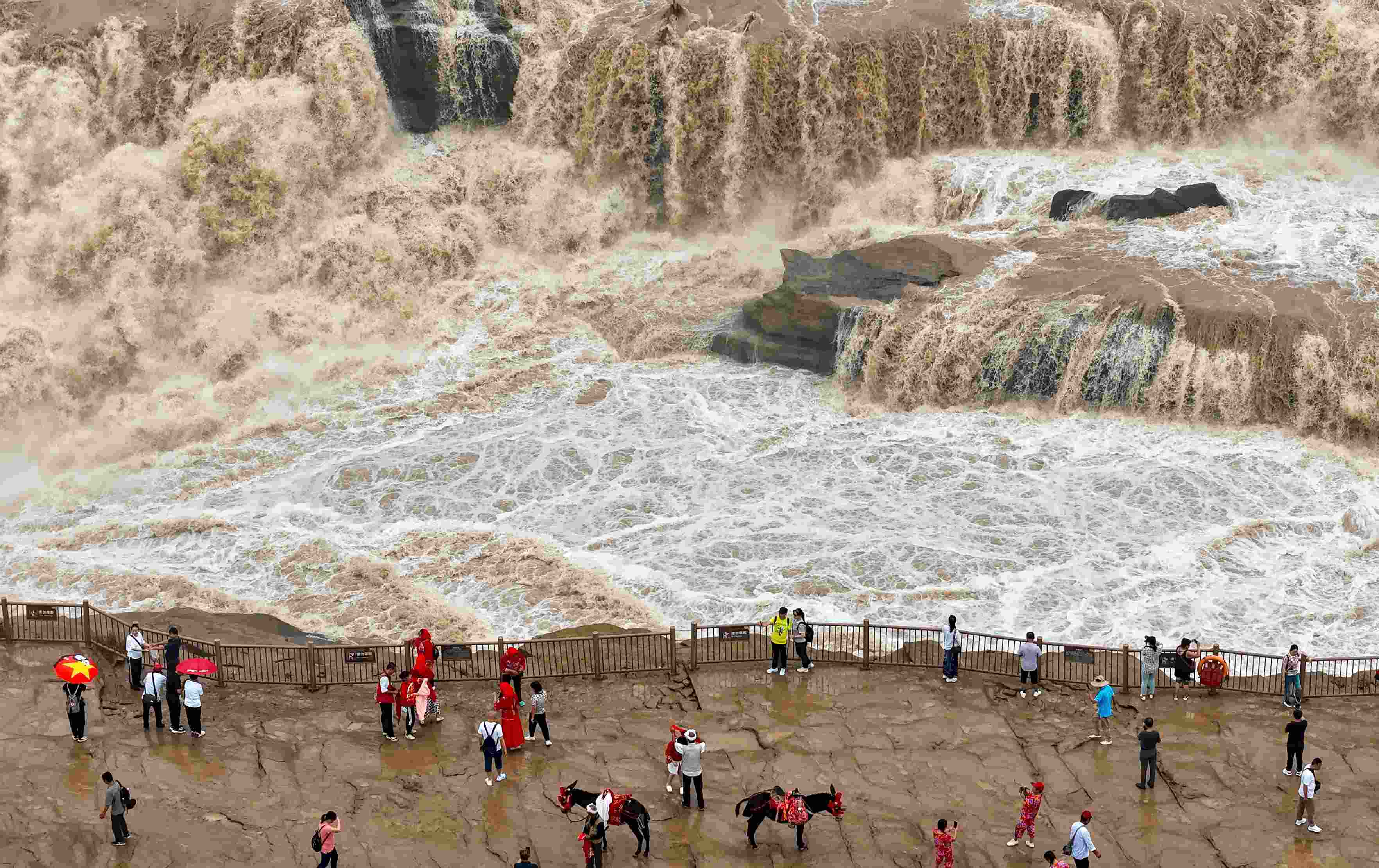 △9月9日，游客在黃河壺口瀑布景區(qū)游覽。