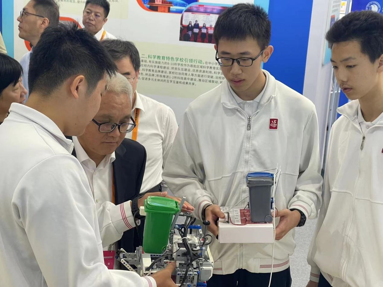 學生展示自主設計的智能作品。人民網(wǎng)記者 何旭攝