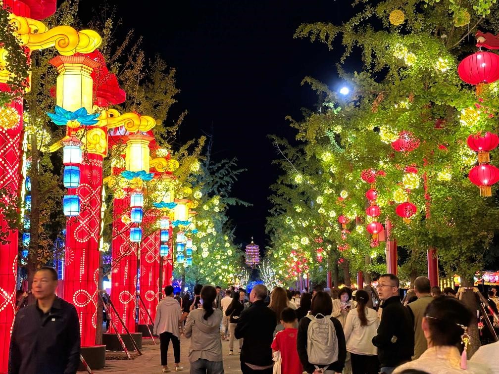 市民游客在2024年北京中秋國慶彩燈游園會欣賞彩燈。新華社記者楊淑君 攝